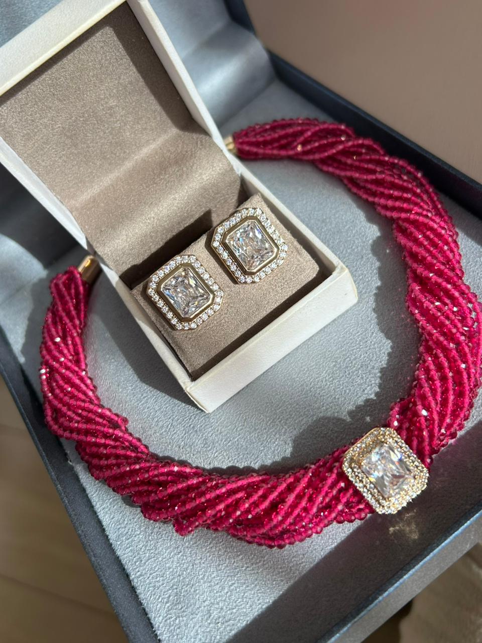 Conjunto Brinco e Colar Cristais Fúcsia Dourado