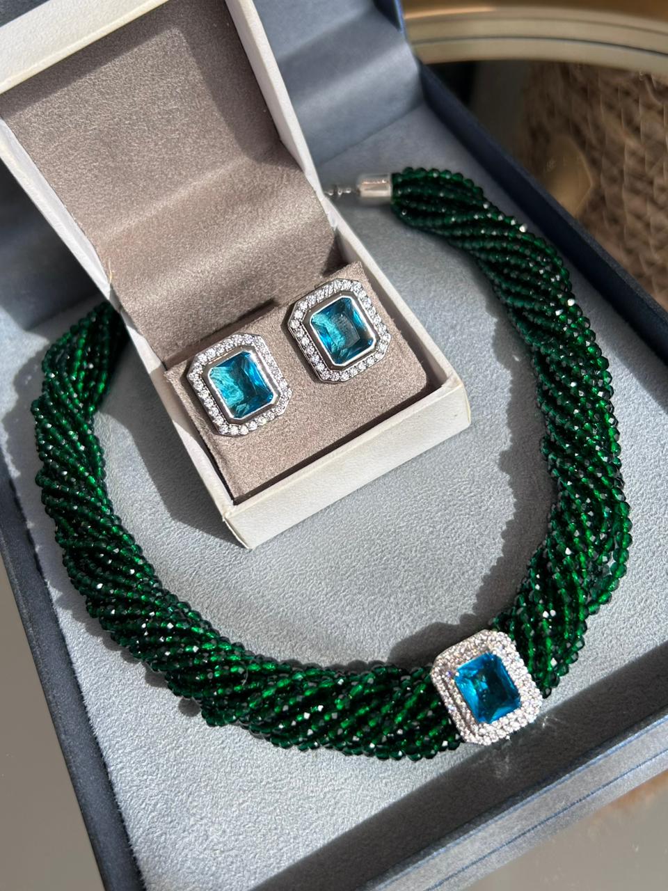 Conjunto Brinco e Colar Cristais Verde Musgo Pingente Azul