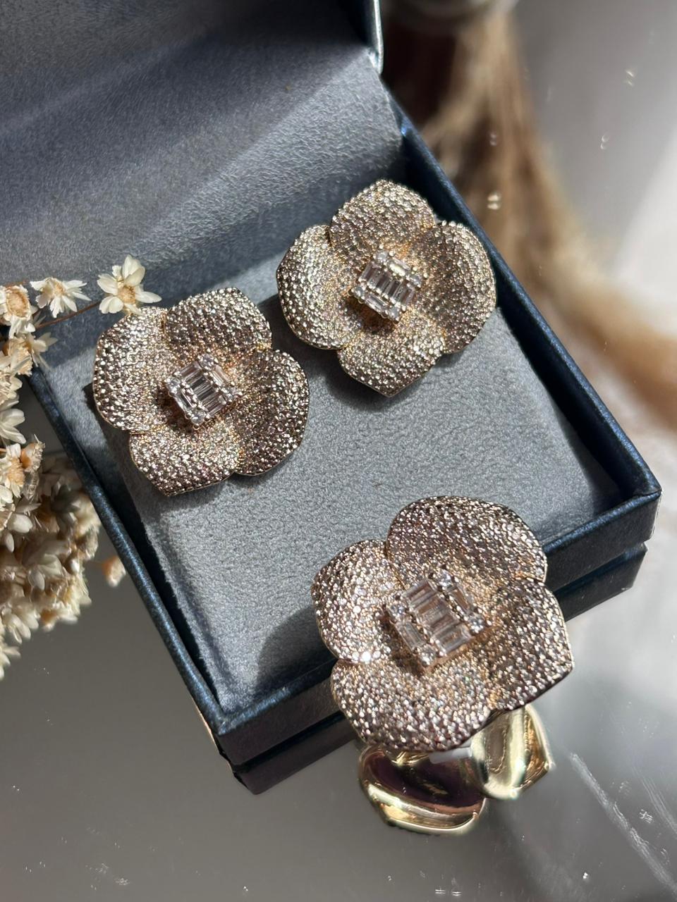 Conjunto Brinco e Anel Camélia