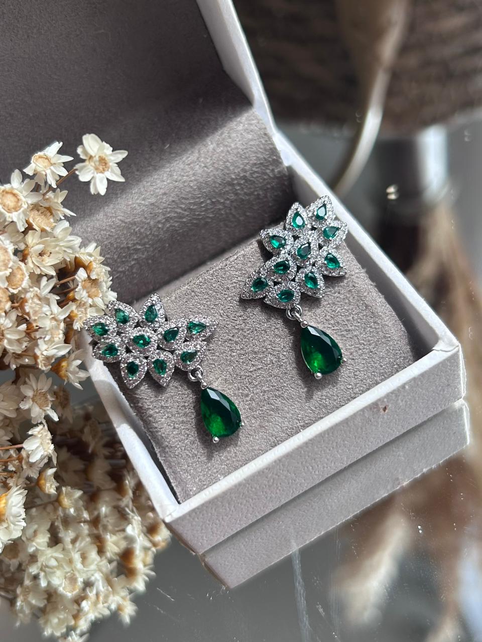 Brinco EarCuff Com Gota Verde Esmeralda