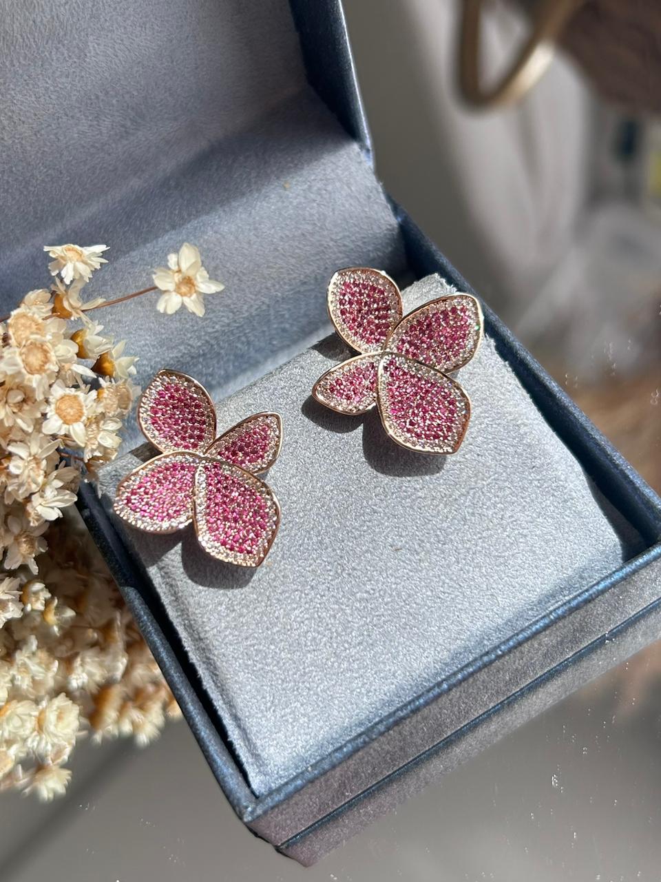 Brinco Lírio Safira Rosa Dourado