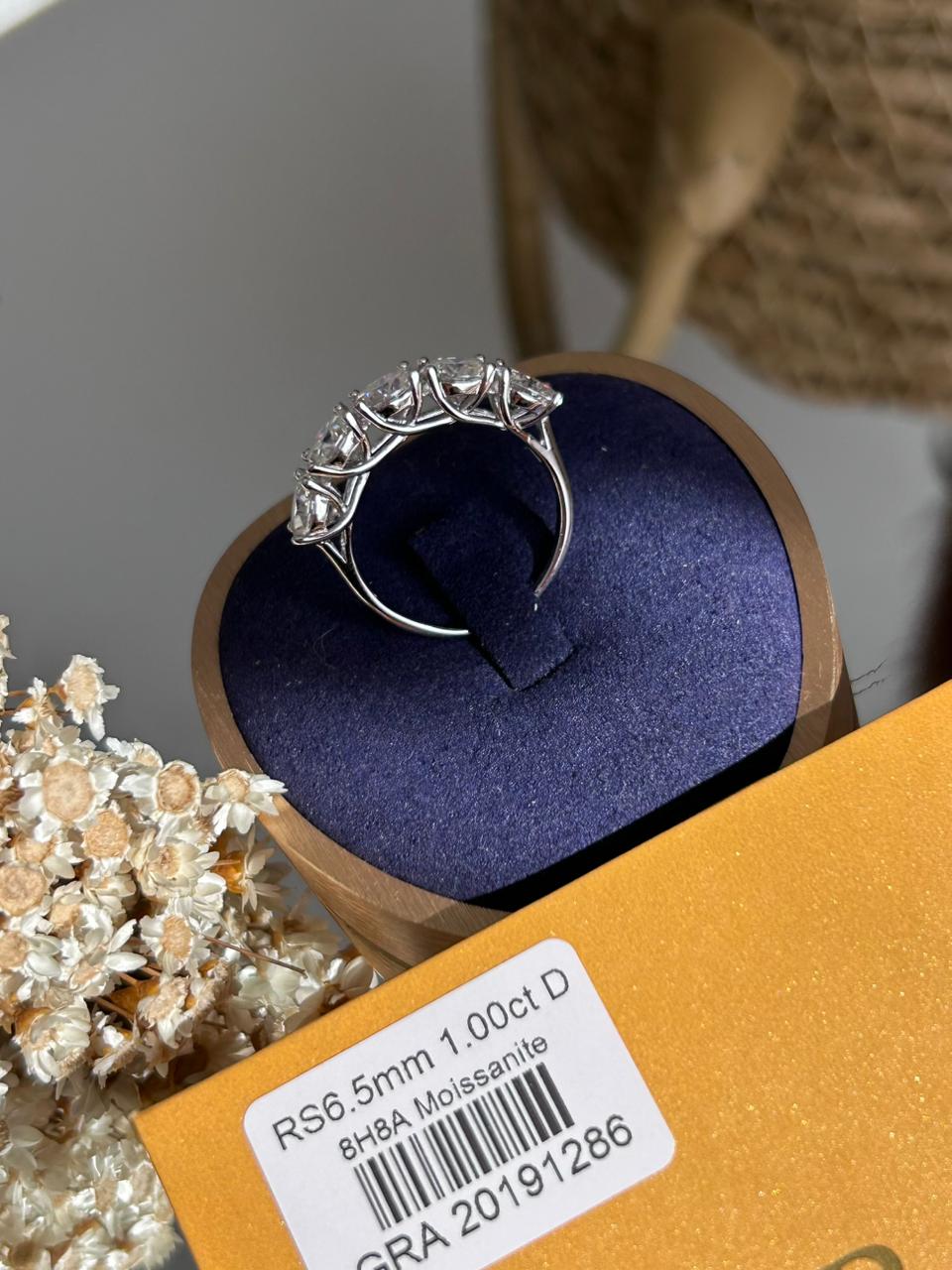 Meia Aliança 5 Pedras Moissanites 6,5mm 1.00ct