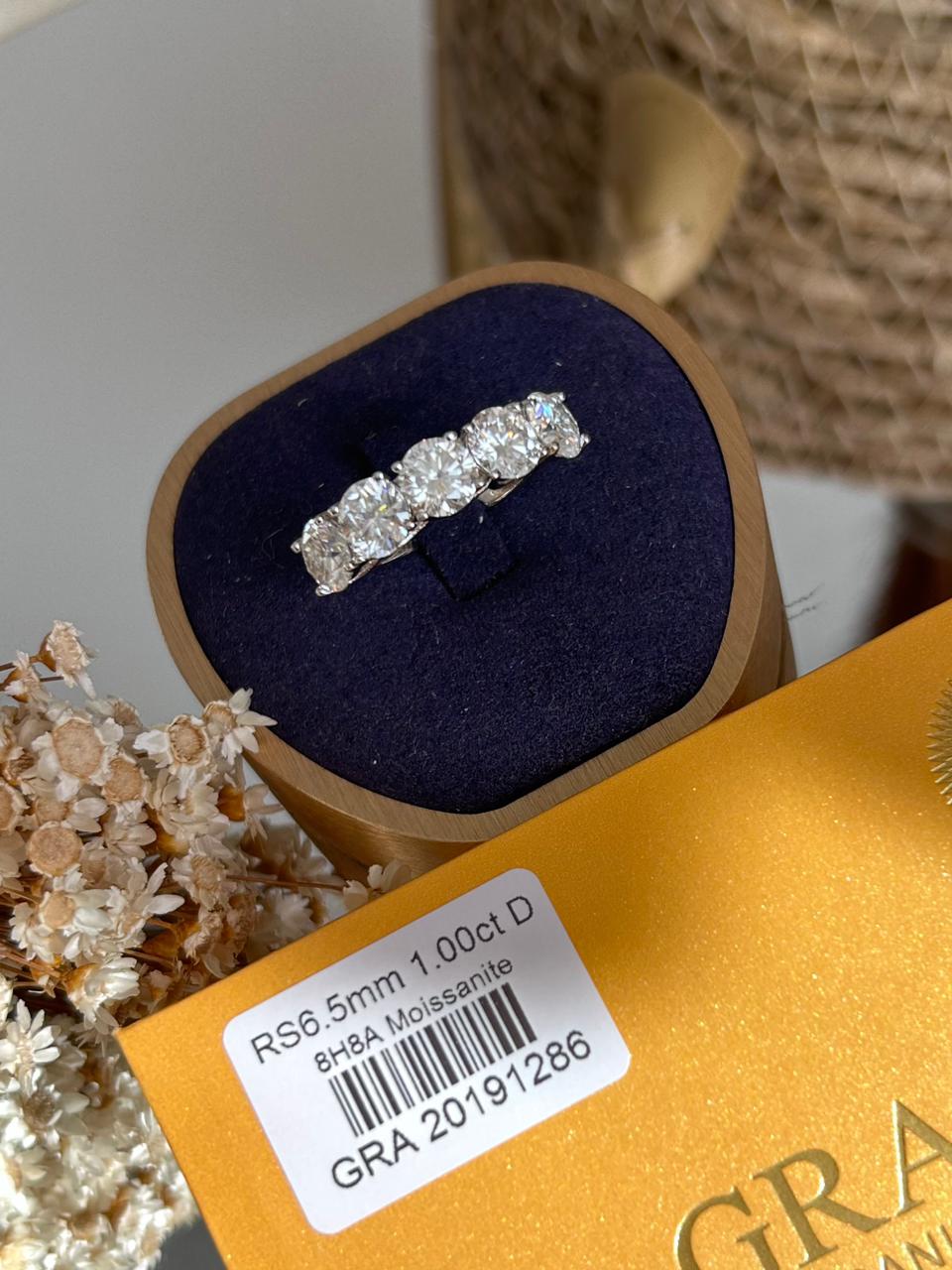 Meia Aliança 5 Pedras Moissanites 6,5mm 1.00ct