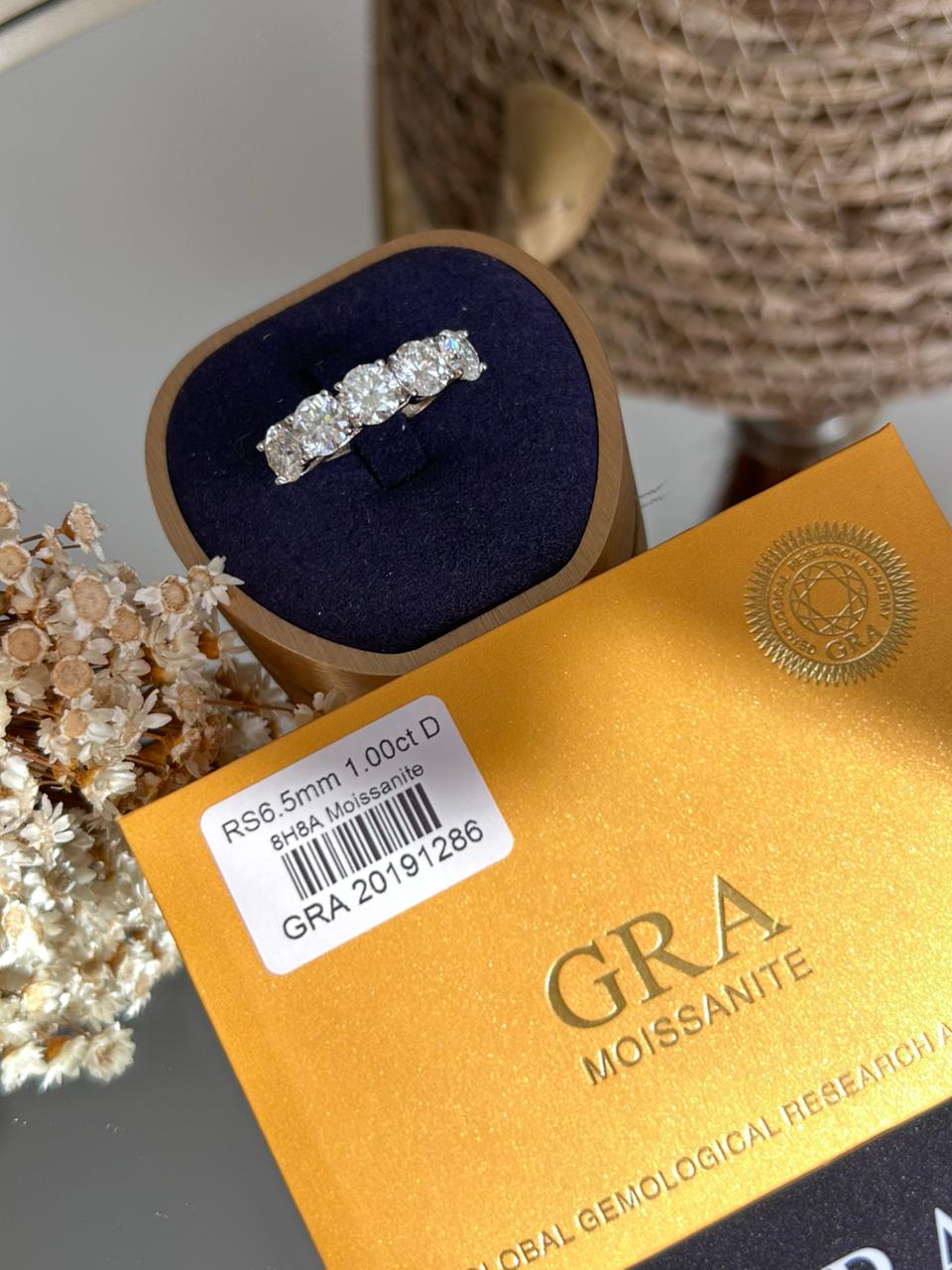 Meia Aliança 5 Pedras Moissanites 6,5mm 1.00ct