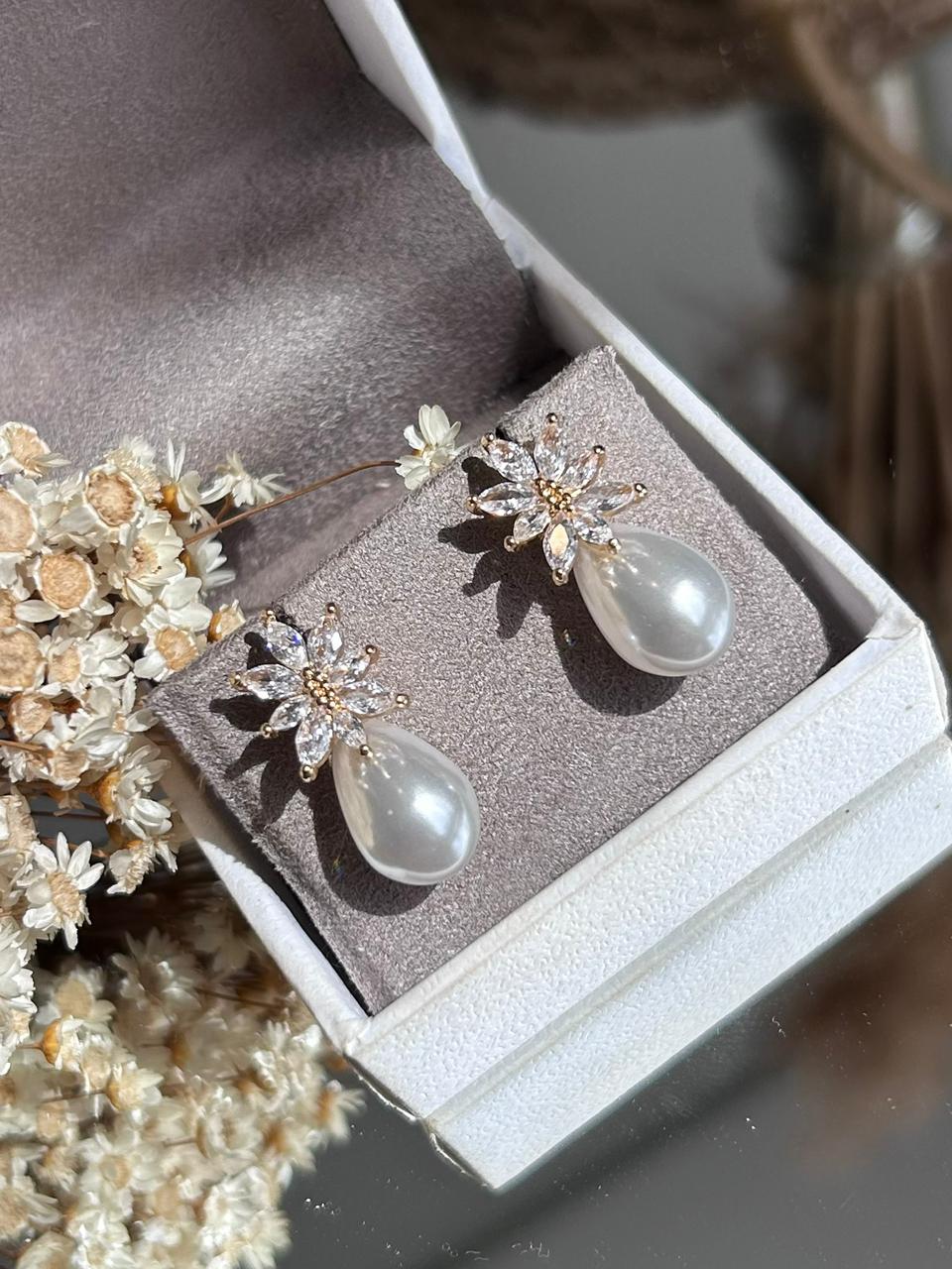 Brinco Flor Navetes Com Pérola