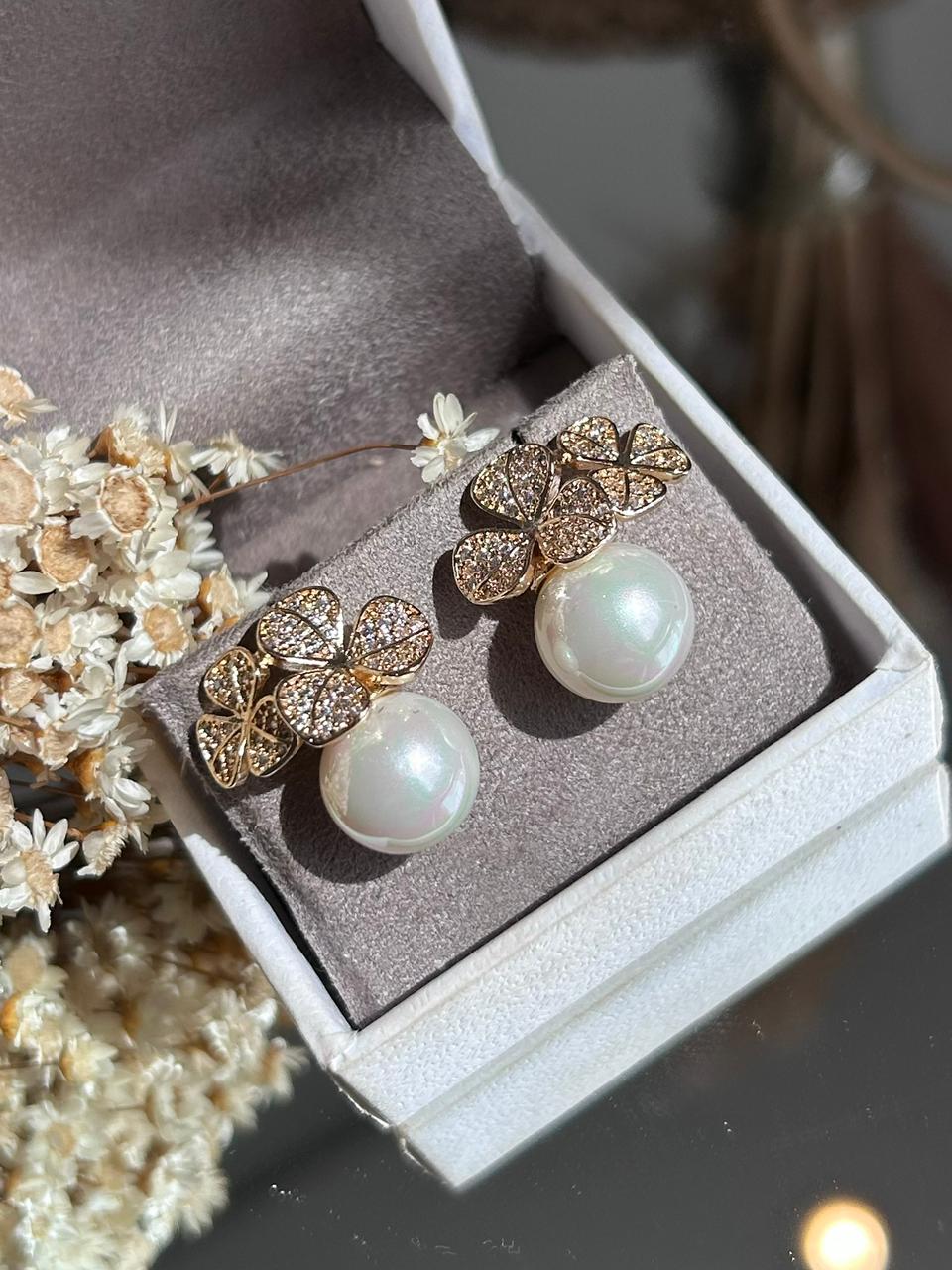 Brinco 2 Flores e Pérola Dourado