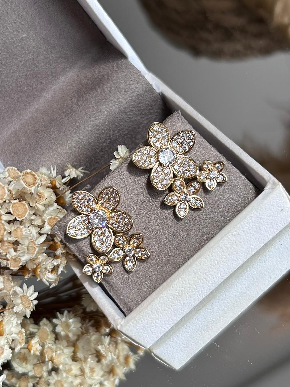 Brinco 3 Flores Dourados