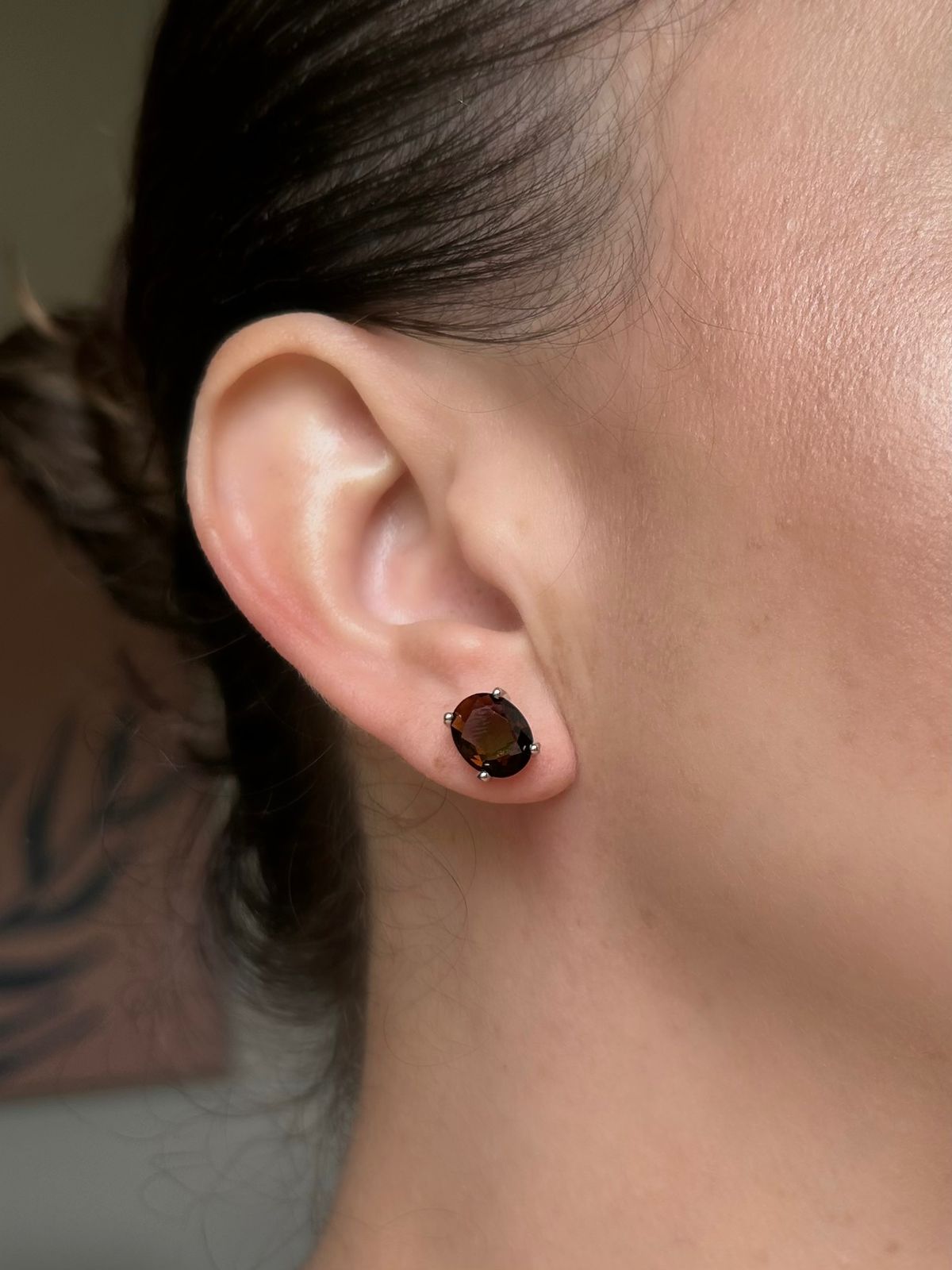 Brinco Solitário Oval Marrom Café M