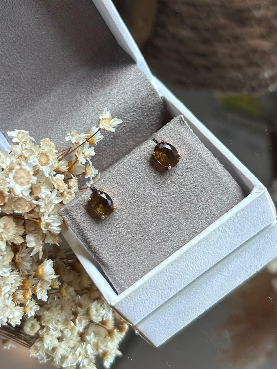 Brinco Solitário Oval Marrom Café P Dourado