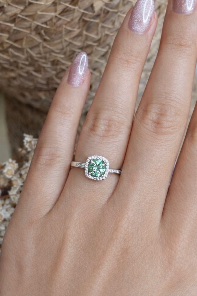 Anel Solitário Moissanite Bluish Green 6mm 0,8ct Aro Ajustável