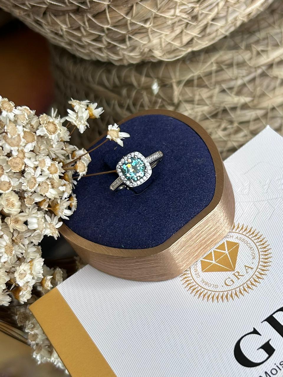 Anel Solitário Moissanite Bluish Green 6mm 0,8ct Aro Ajustável