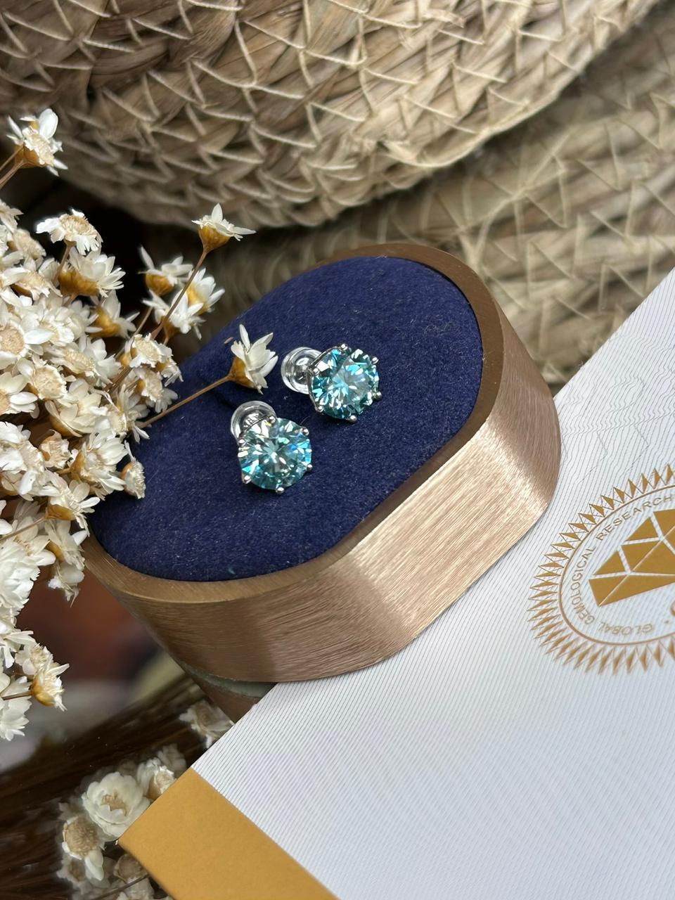 Brinco Solitário Moissanite Bluish Green 8mm 2,0ct