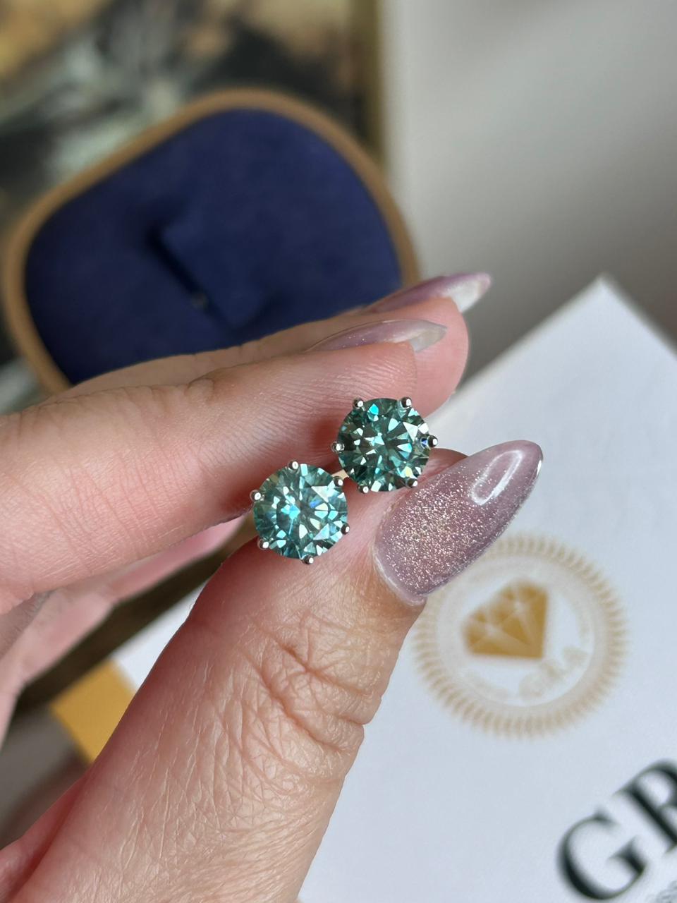 Brinco Solitário Moissanite Bluish Green 8mm 2,0ct