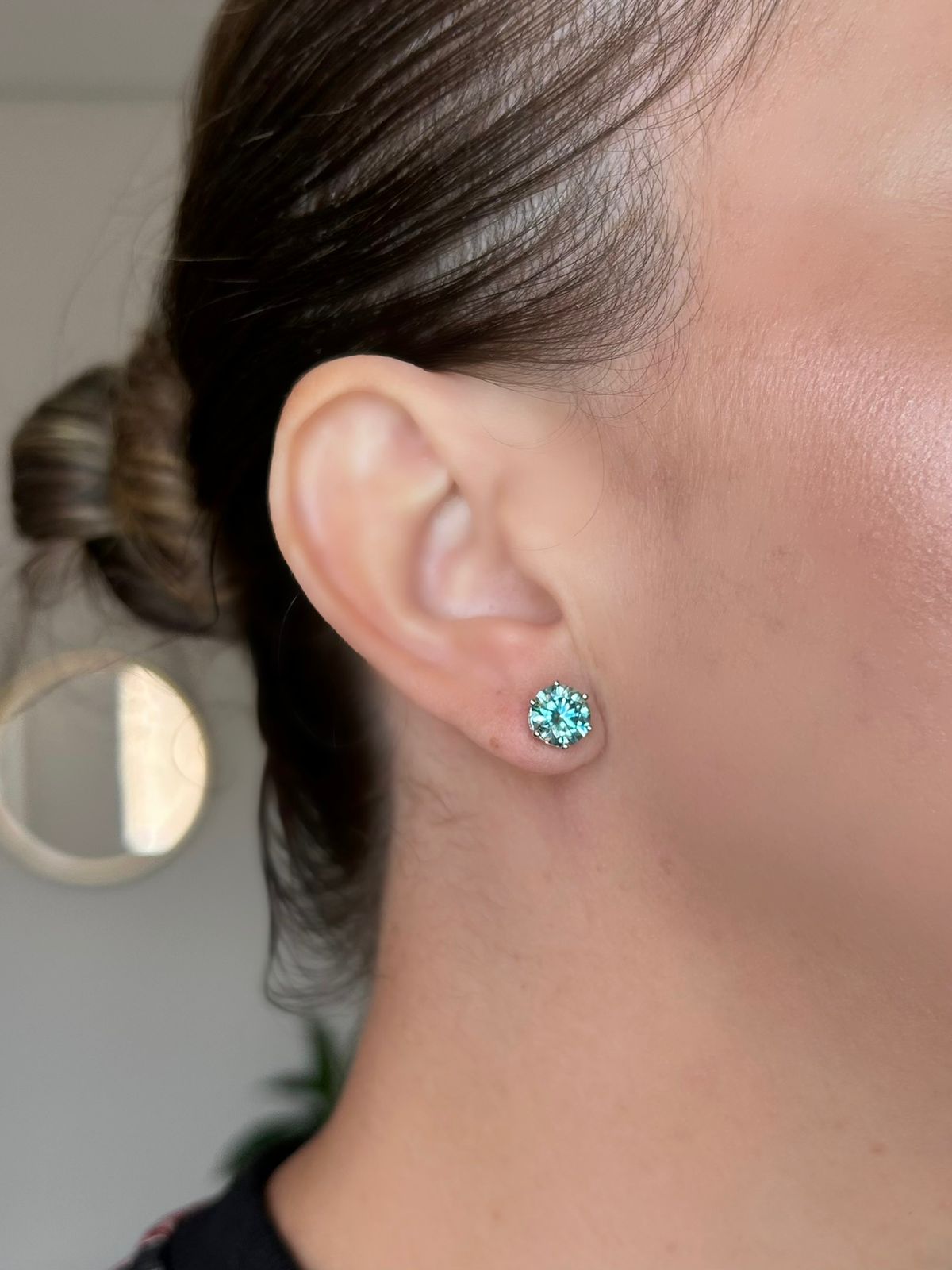 Brinco Solitário Moissanite Bluish Green 8mm 2,0ct