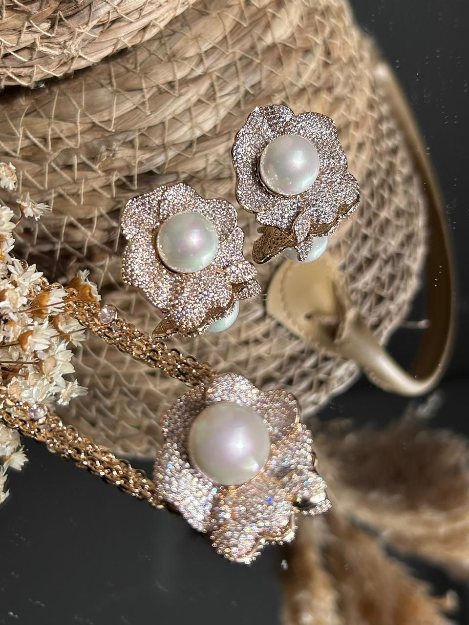 Conjunto Brinco e Colar Flor Miolo Pérola Dourado
