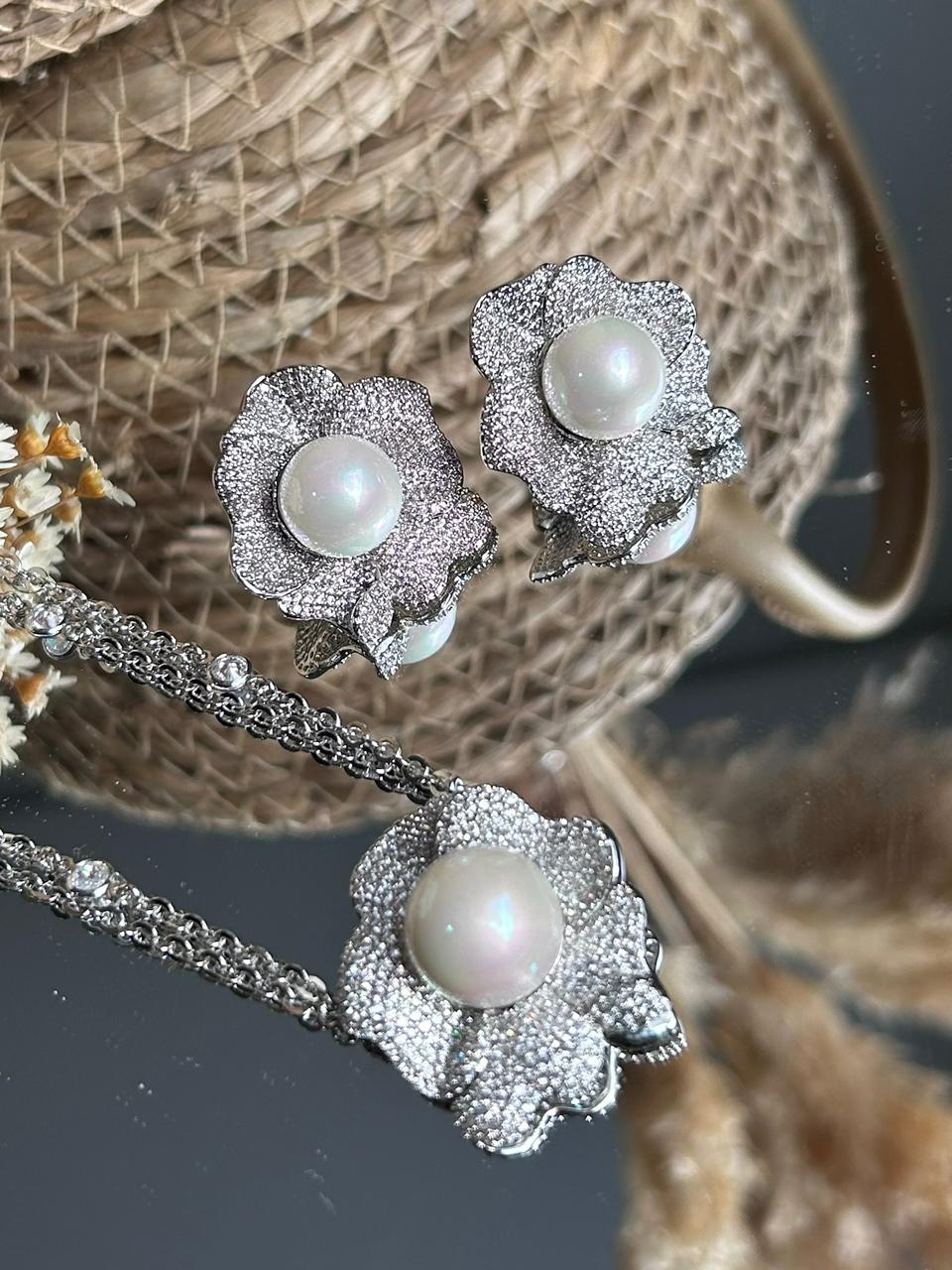Conjunto Brinco e Colar Flor Miolo Pérola