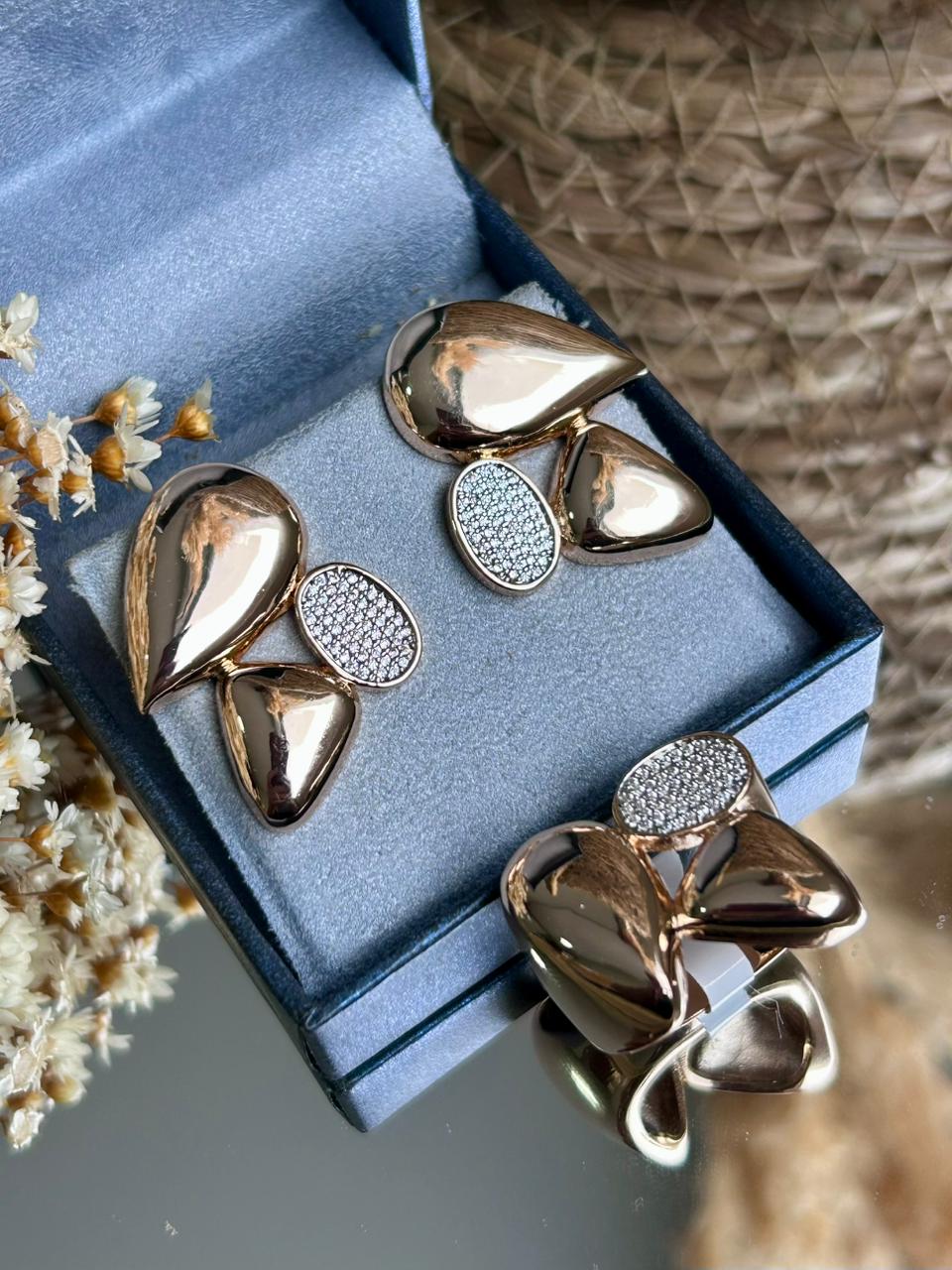 Conjunto Brinco e Anel Gotas Lisas e Cravejadas