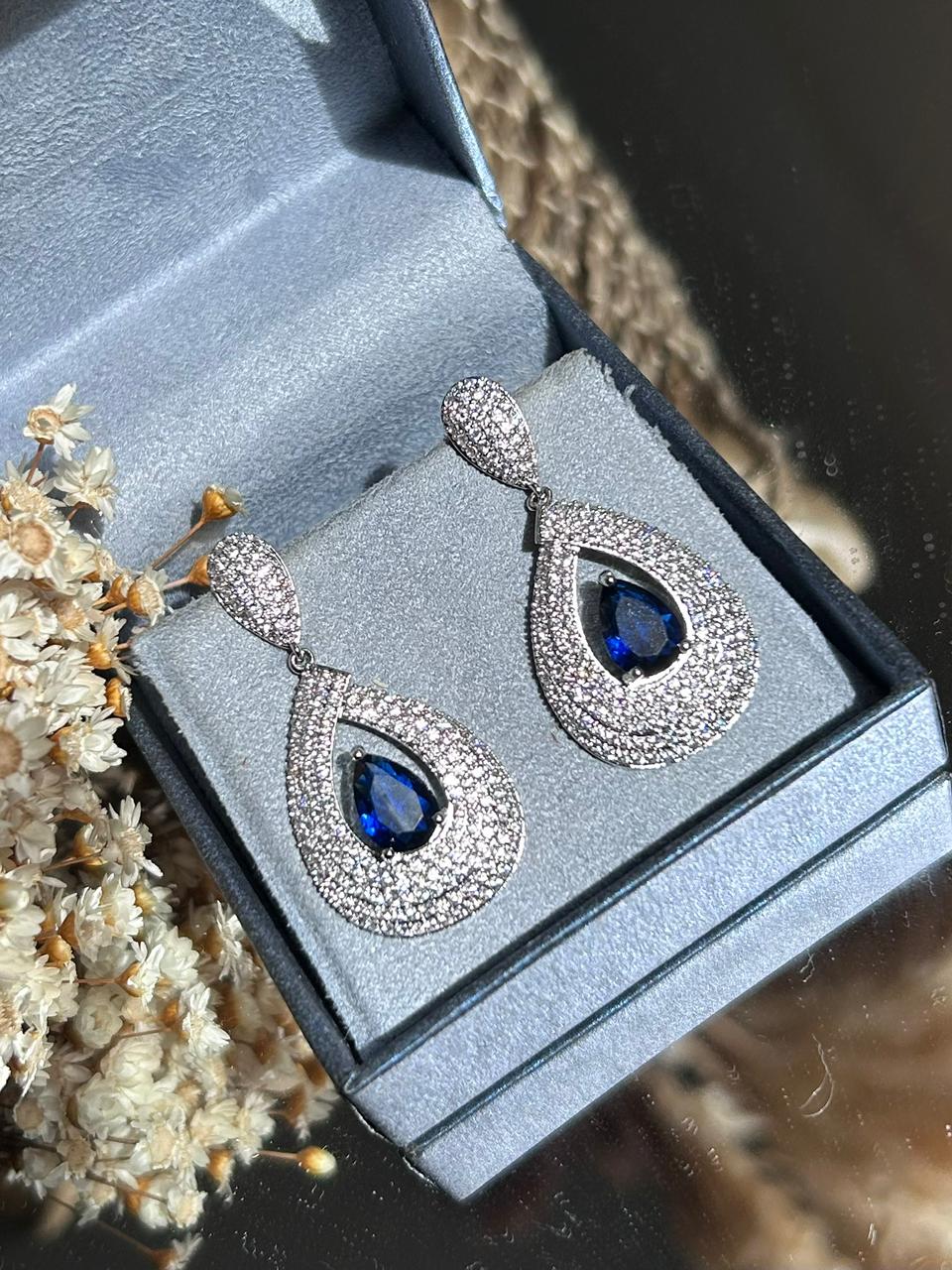 Brinco Gota Vazada Azul Safira