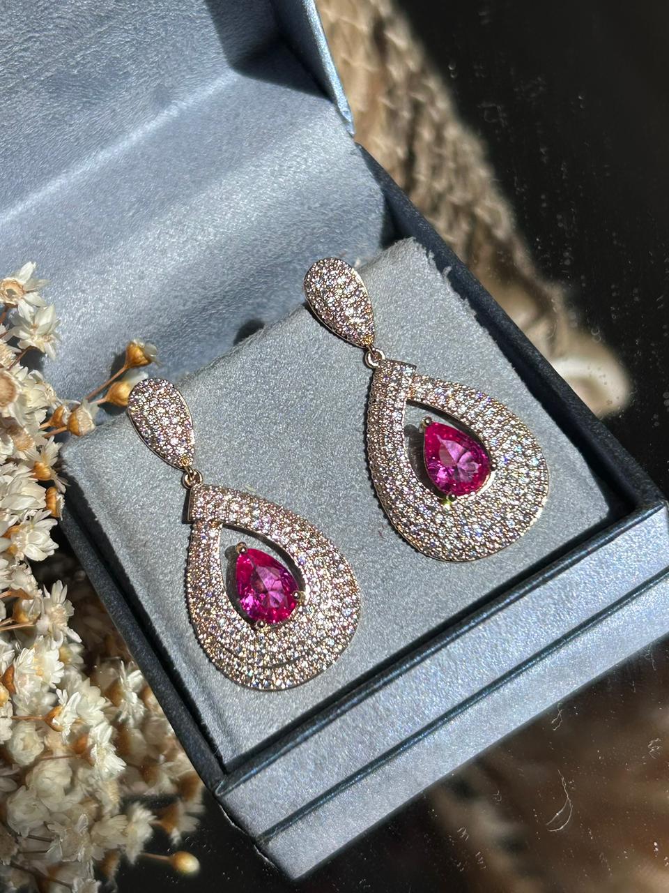 Brinco Gota Vazada Safira Rosa/Pink Dourado