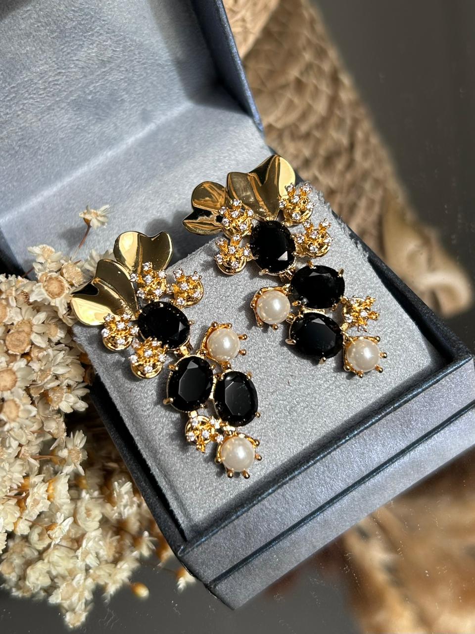 Brinco Flora Onix e Pérola