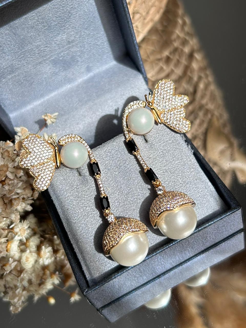 Brinco Borboleta com Onix e Pérolas