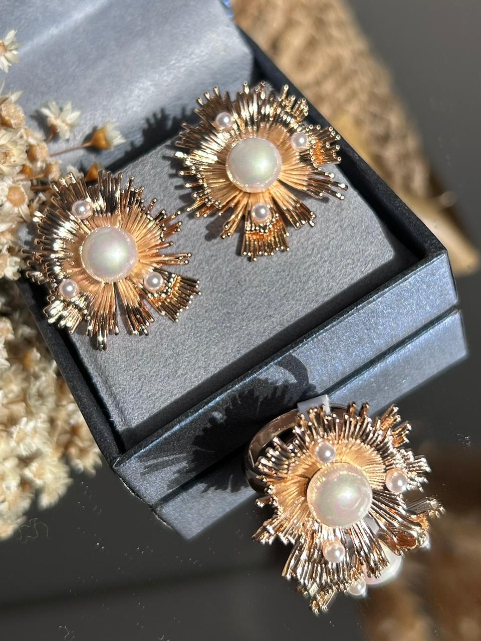 Conjunto Brinco e Anel Flor Miolo Pérola