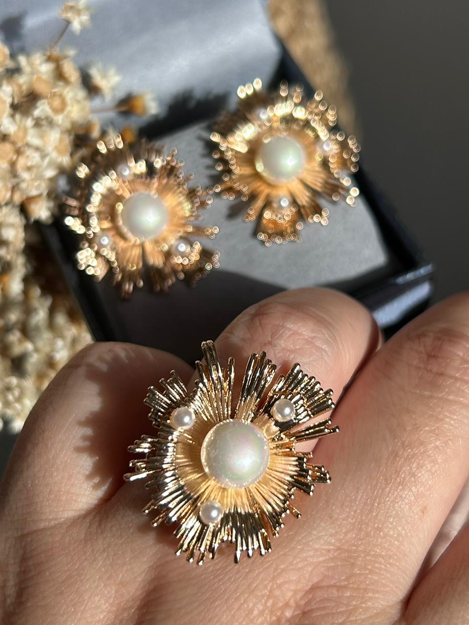 Conjunto Brinco e Anel Flor Miolo Pérola