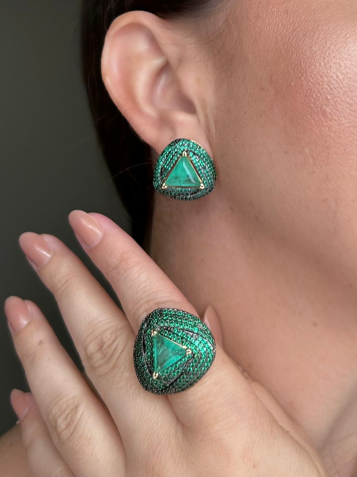 Conjunto Brinco e Anel Triangulo Verde Esmeralda e Turmalina