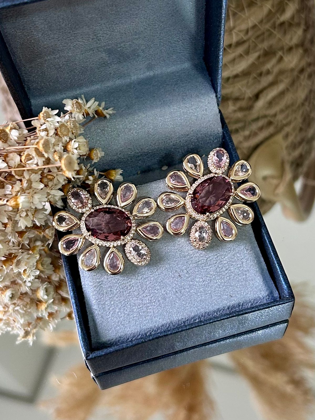 BRINCO DE FLOR COM CRISTAIS E ZIRCÔNIAS INTERCALADOS