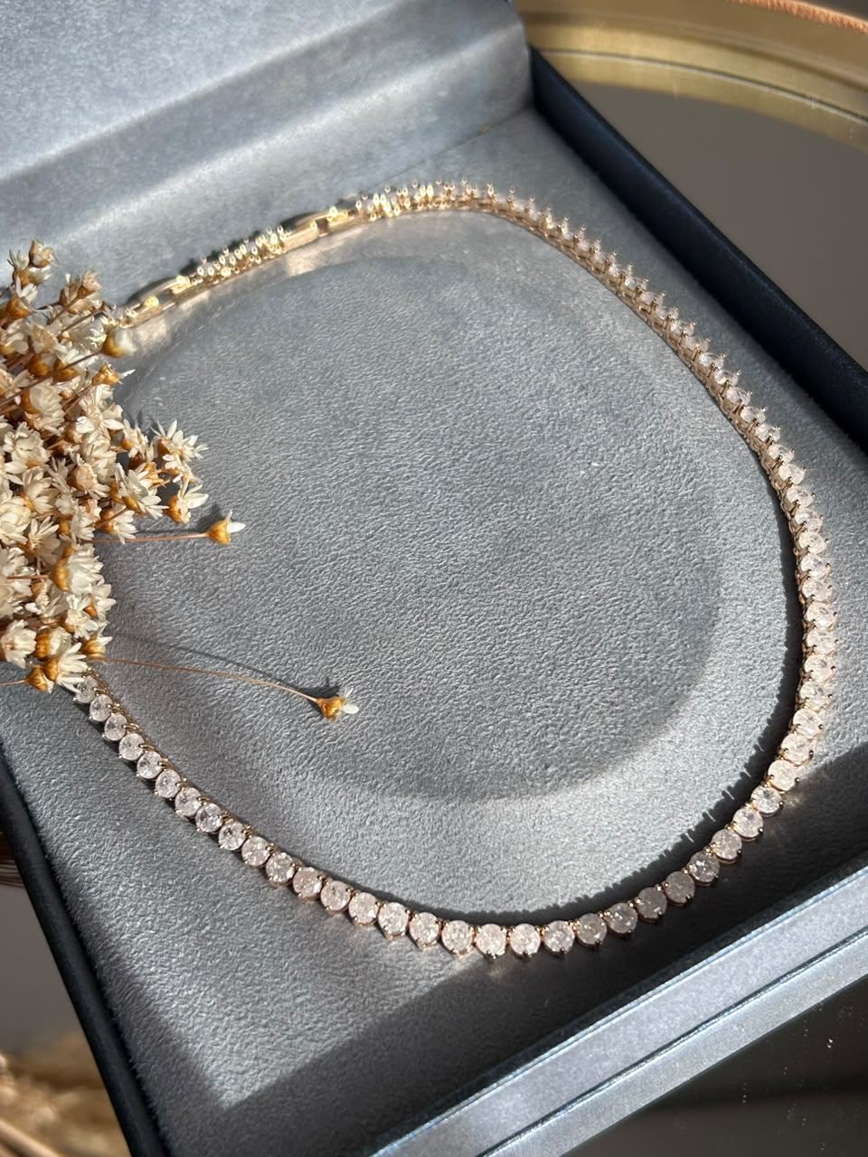 Colar Riviera Shine Quartzo Branco Dourado