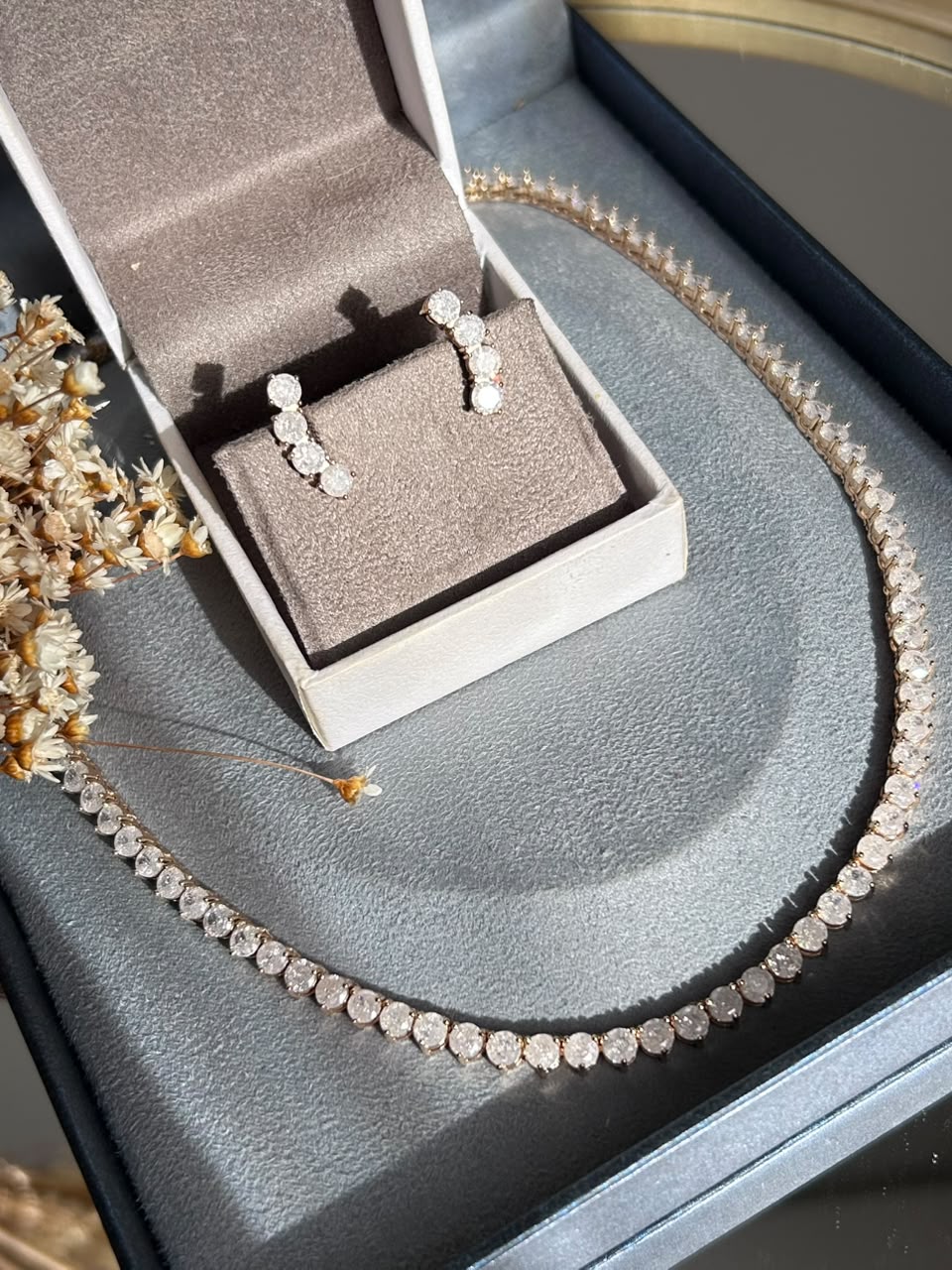 Brinco Mini EarCuff Shine Quartzo Branco Dourado