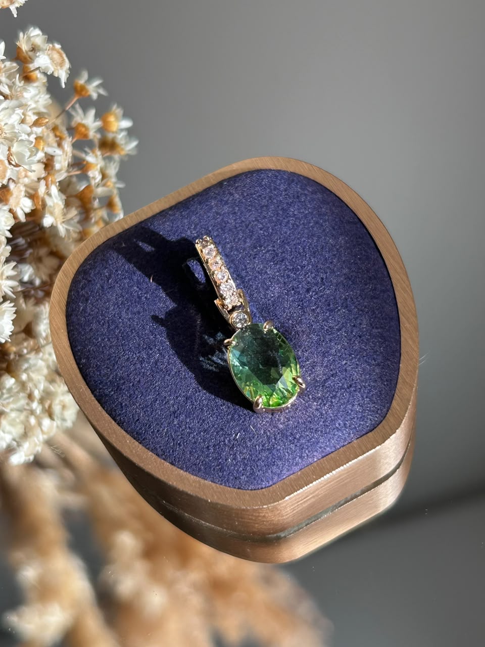 Pingente Oval Verde Claro Dourado