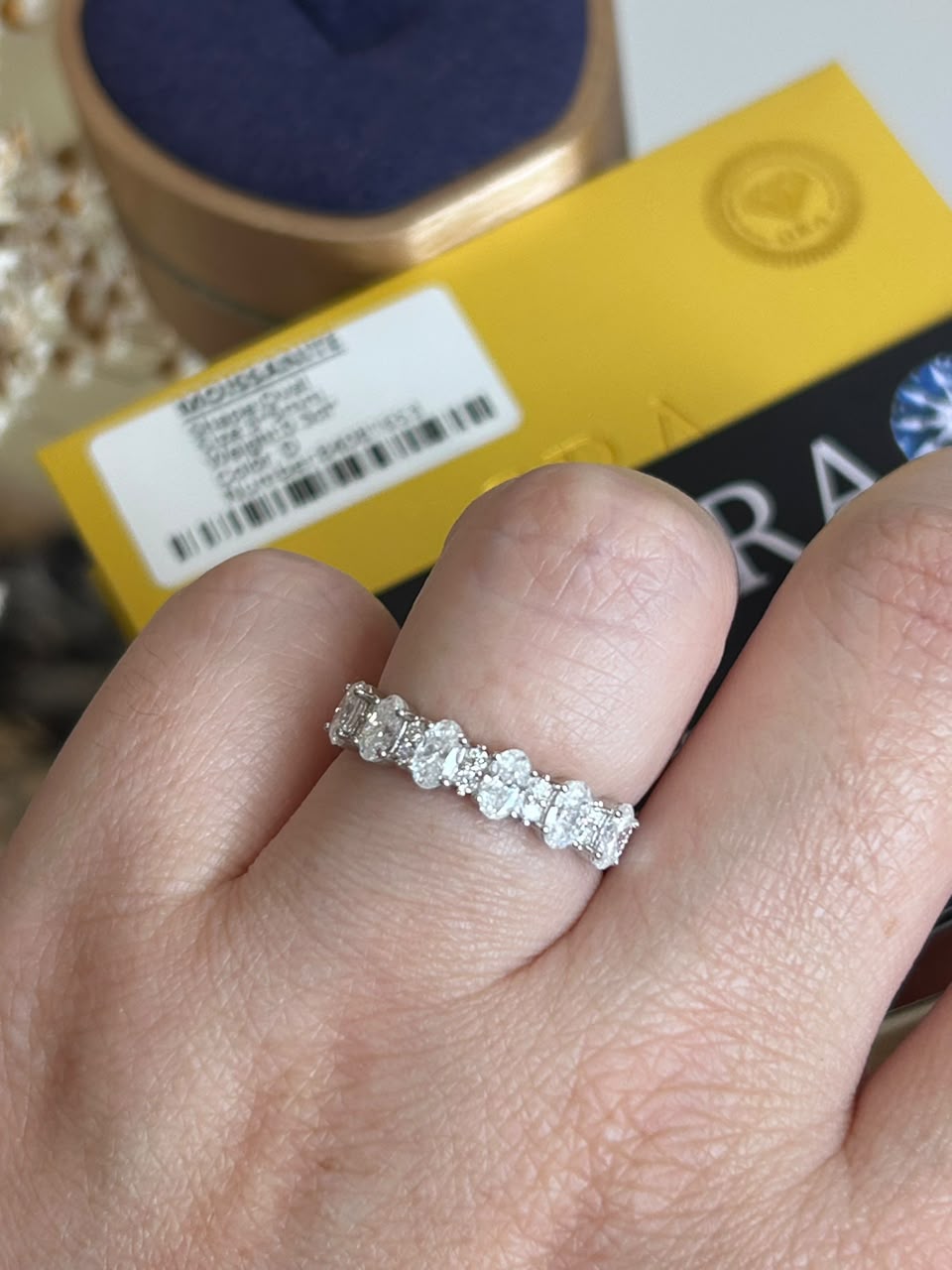 Meia Aliança Oval e Brilhantes Moissanite