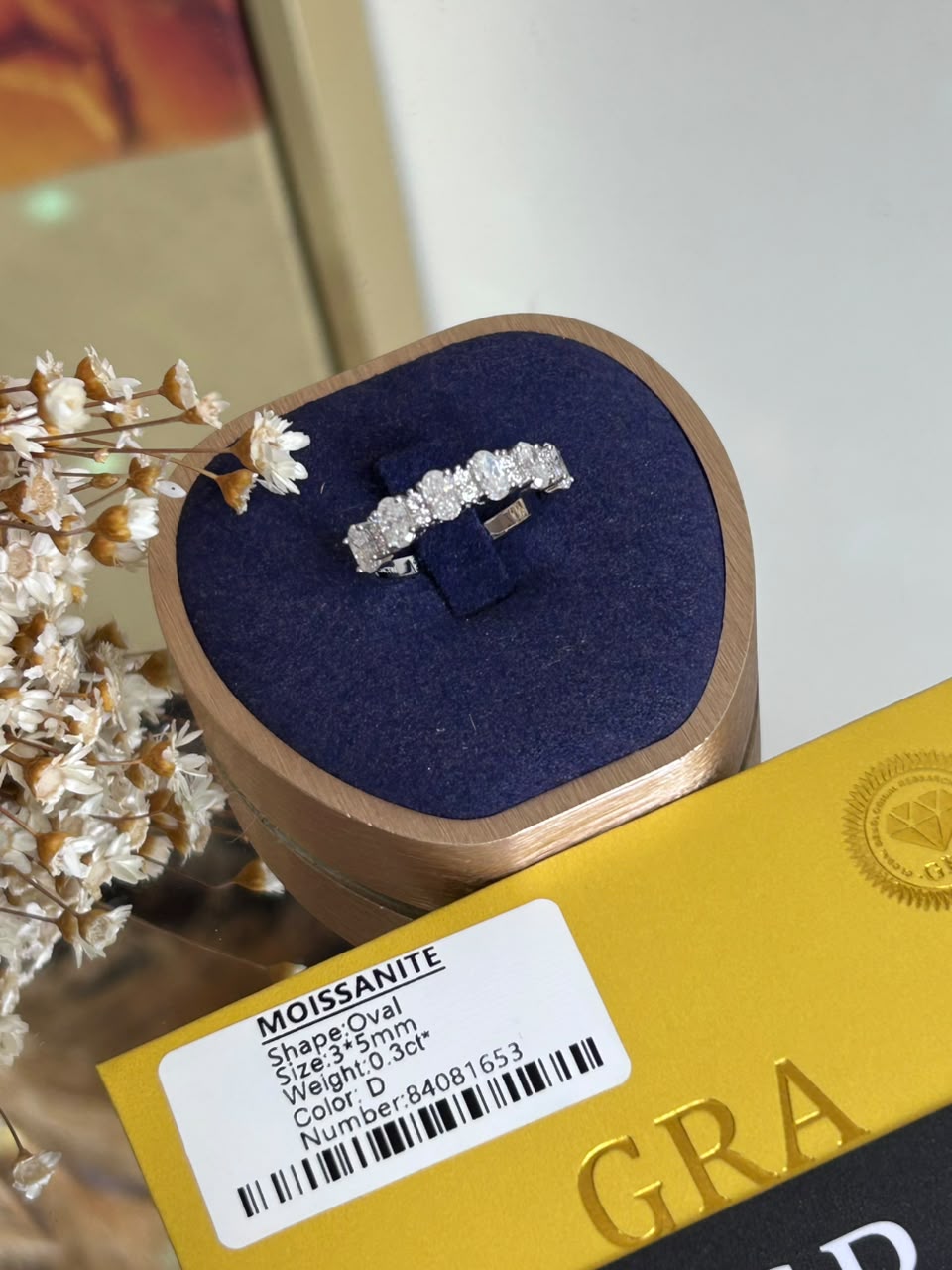 Meia Aliança Oval e Brilhantes Moissanite