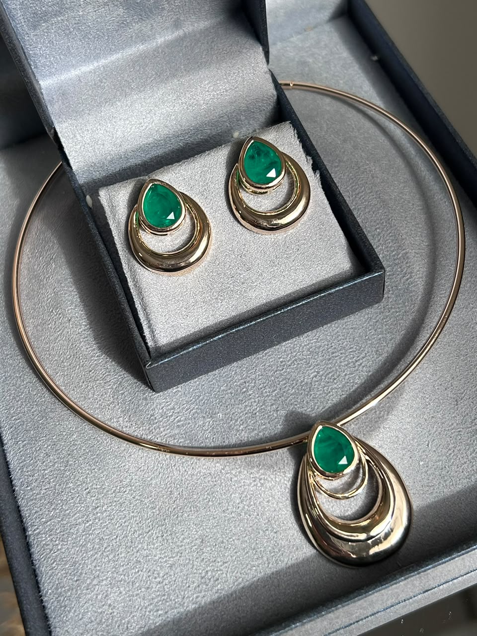 Conjunto Brinco e Colar Aro Gota Verde Esmeralda Dourado