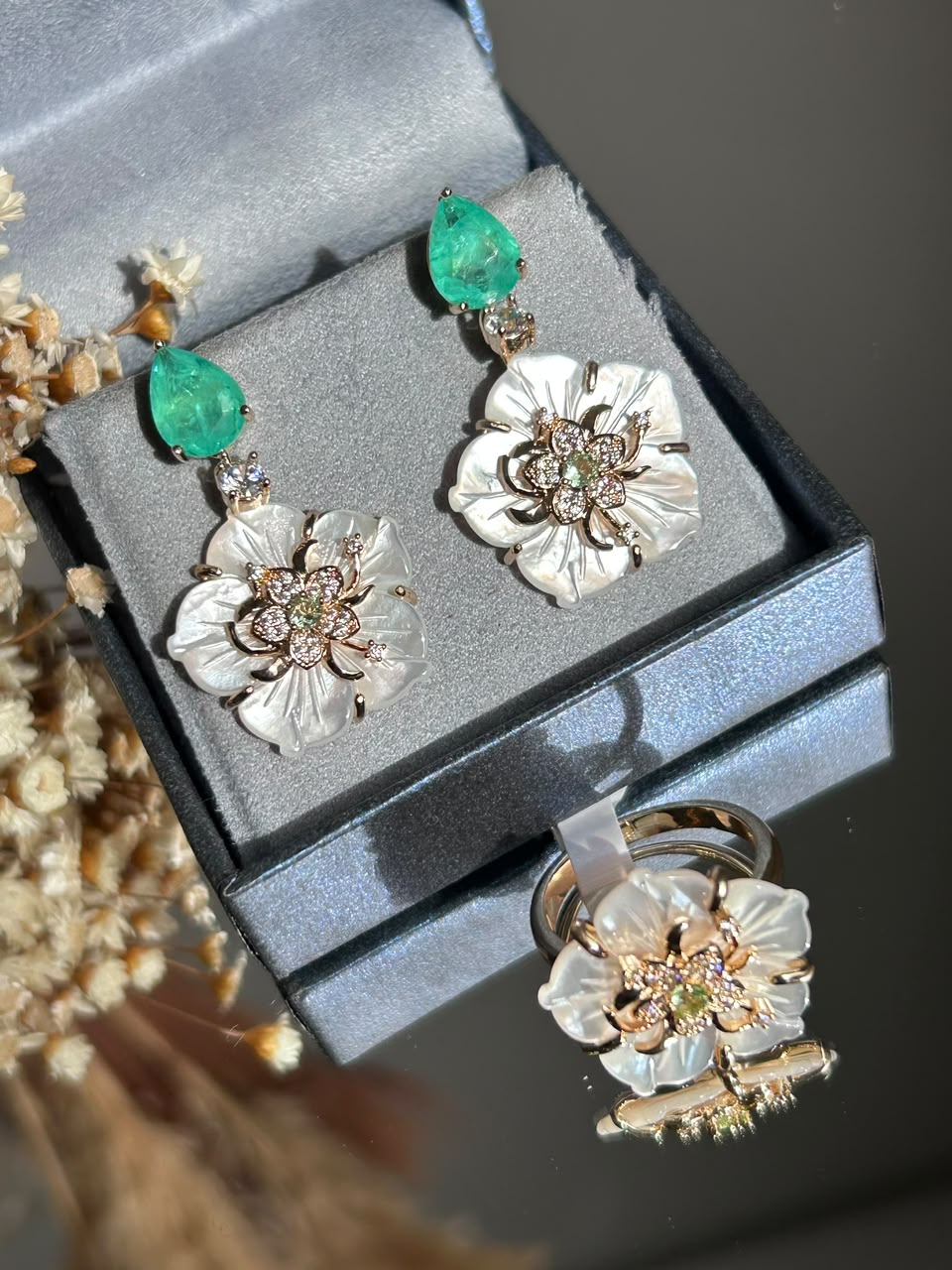 Conjunto Brinco e Anel Flor Madre Pérola e Gota Turmalina