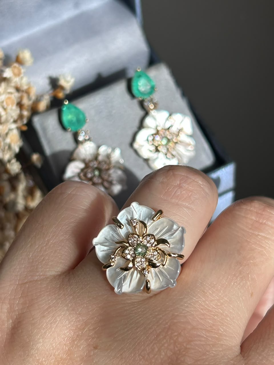 Conjunto Brinco e Anel Flor Madre Pérola e Gota Turmalina