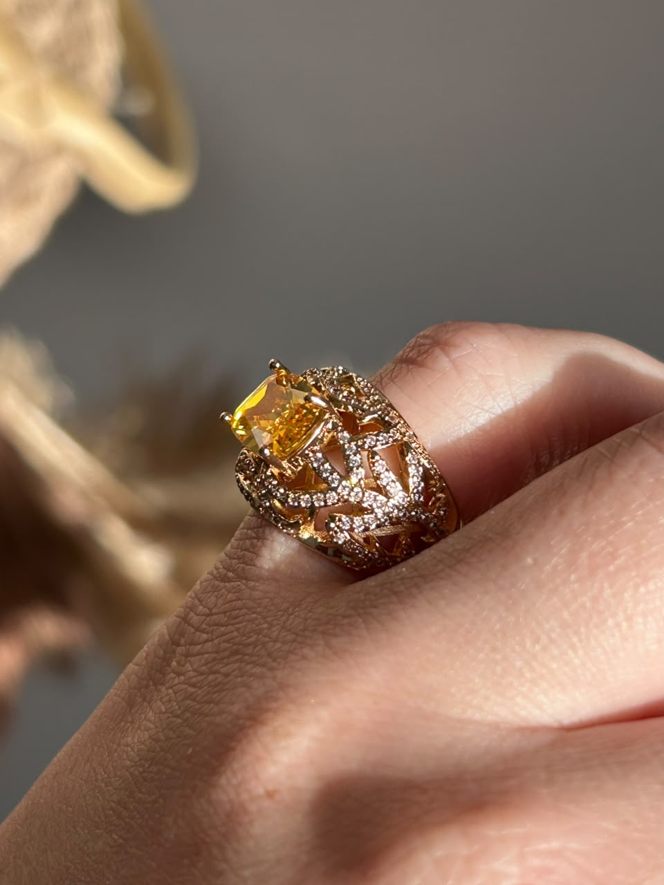 Anel Silvia Yellow Dourado Inspired