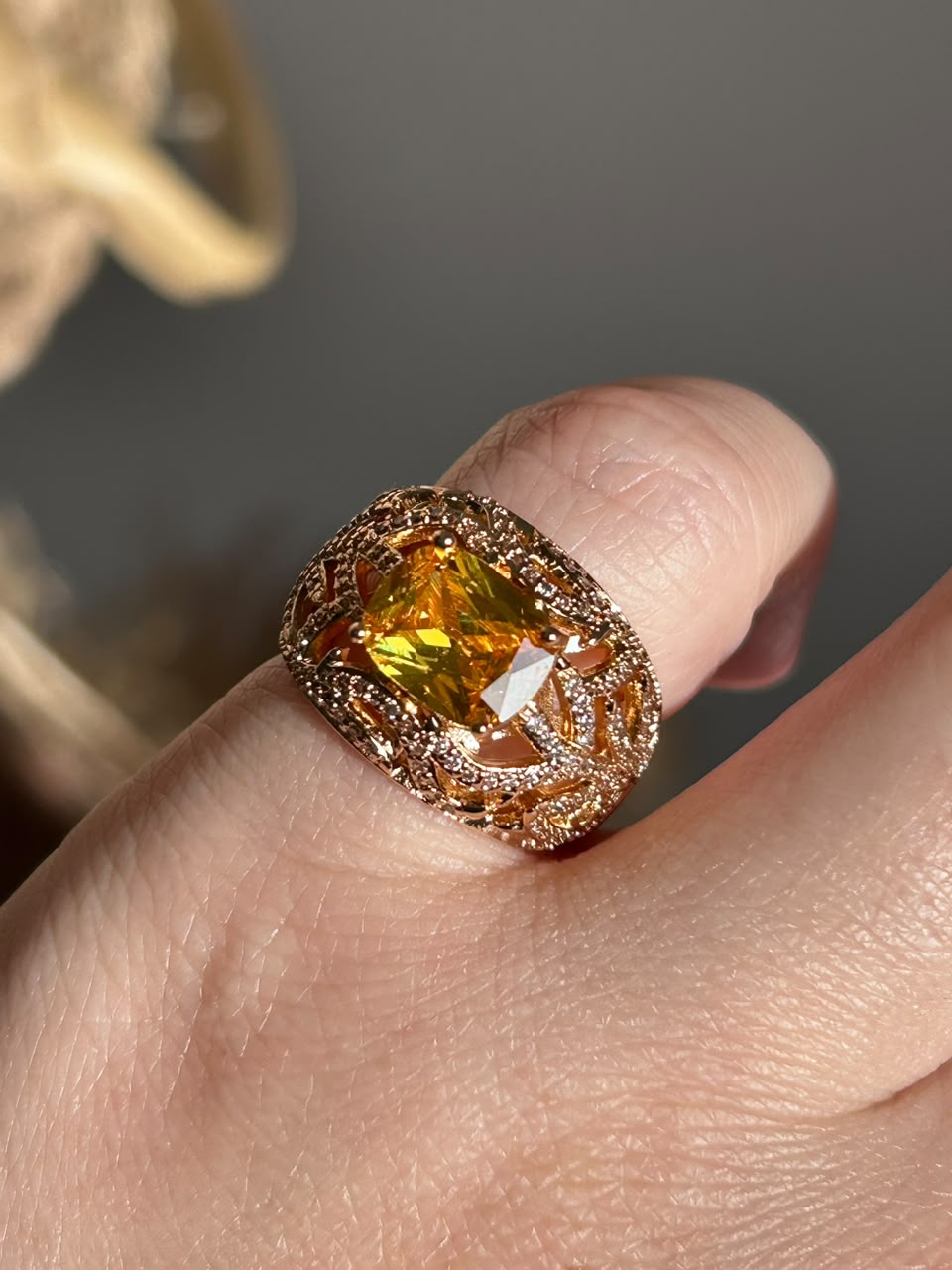 Anel Silvia Yellow Dourado Inspired