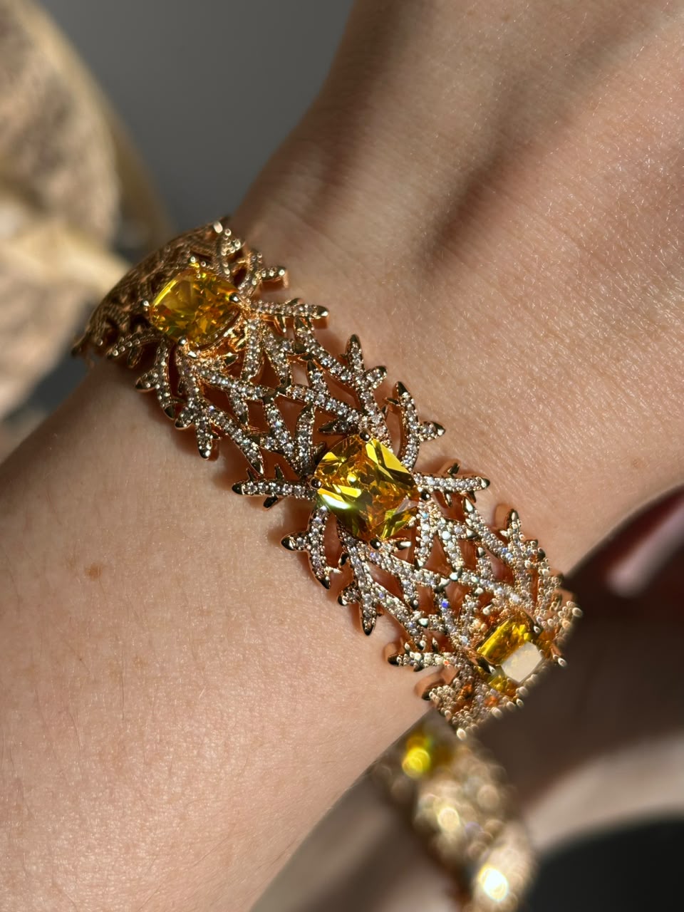 Bracelete Silvia Yellow Dourado Inspired