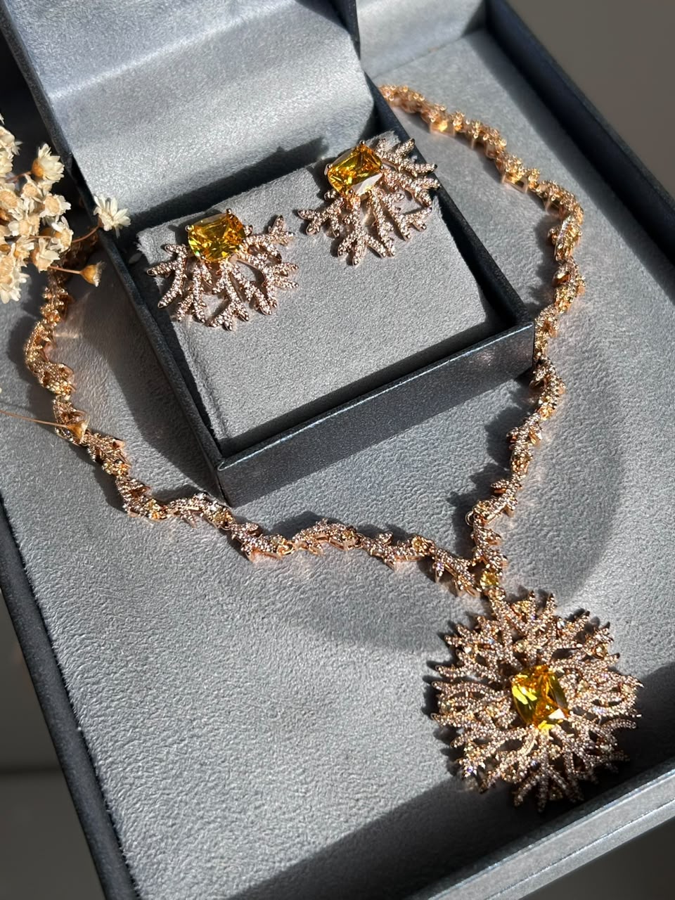Conjunto Brinco e Colar Silvia Yellow Dourado Inspired