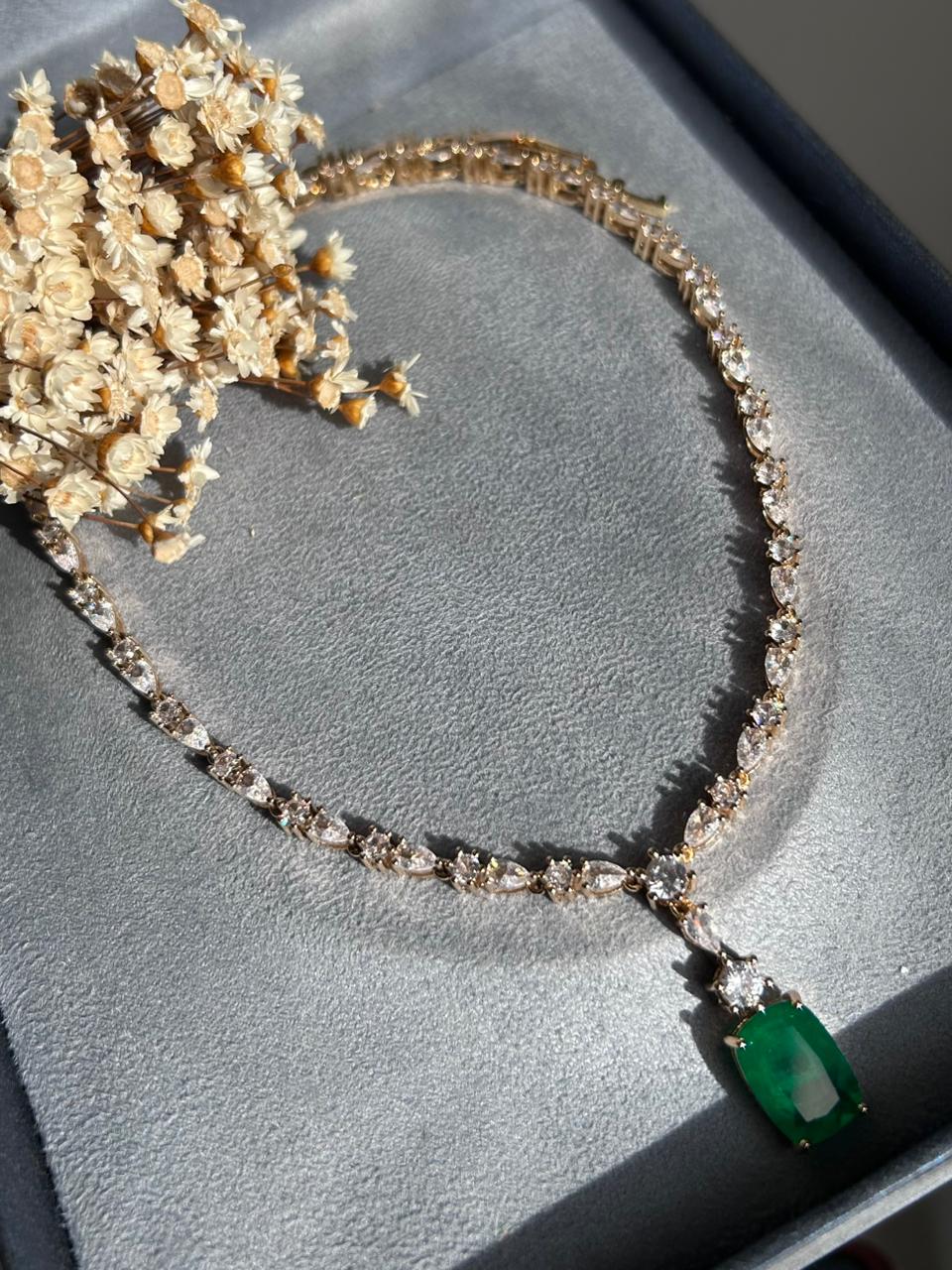 Colar Gravata Pedra Retangular Verde Esmeralda Dourado