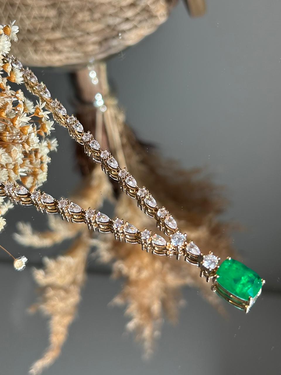 Colar Gravata Pedra Retangular Verde Esmeralda Dourado