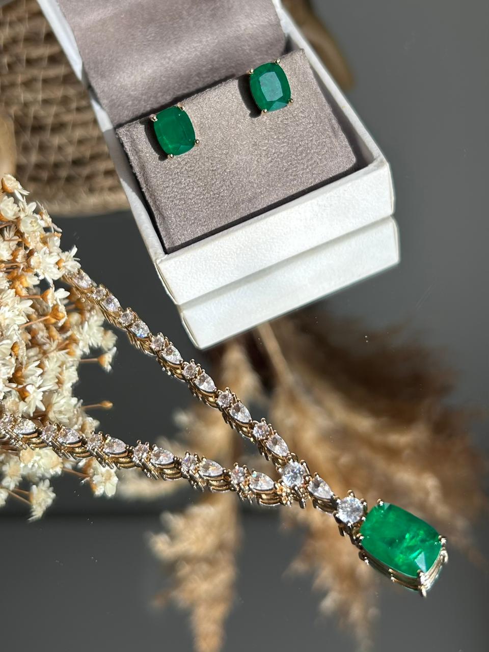 Colar Gravata Pedra Retangular Verde Esmeralda Dourado