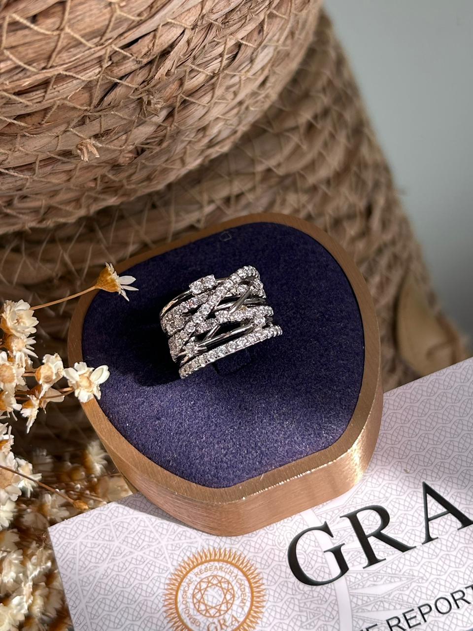 Anel Detalhes Cruzados Moissanite