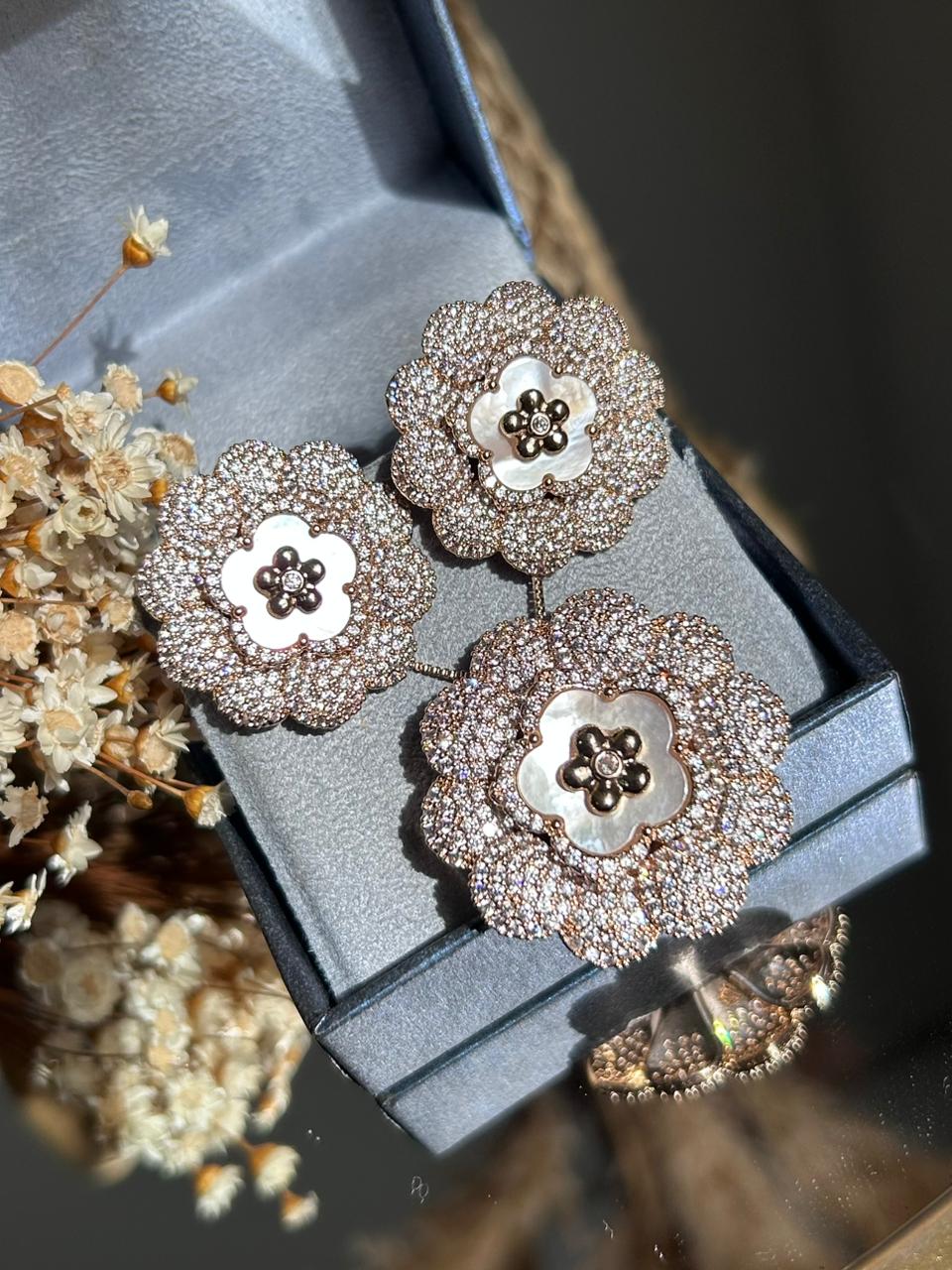 Conjunto Brinco e Colar Flor MadrePérola