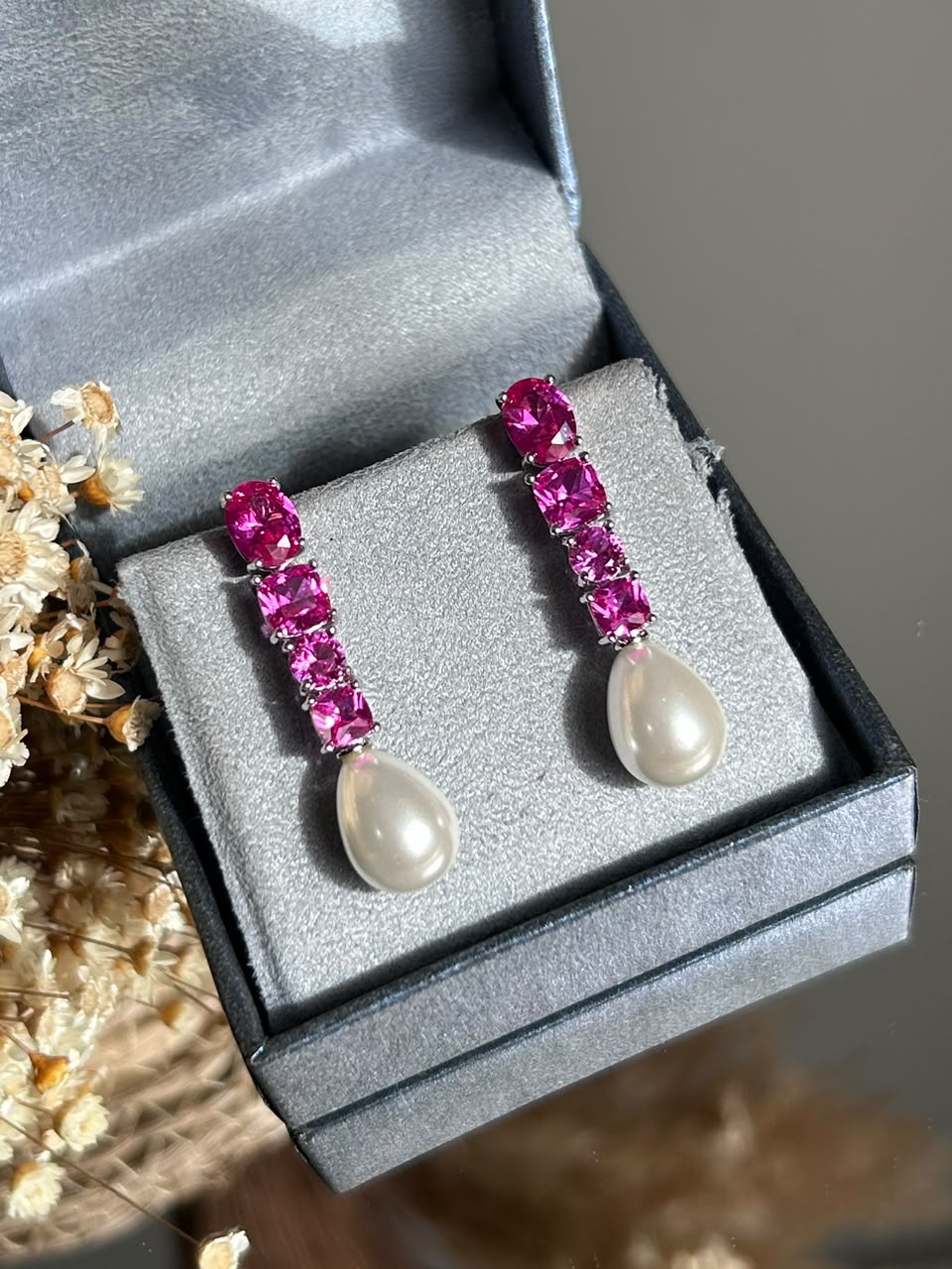 BRINCO COM CRISTAIS SAFIRA ROSA/PINK E PÉROLA SHELL
