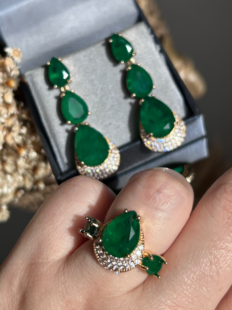 Anel Lelis Verde Esmeralda Dourado