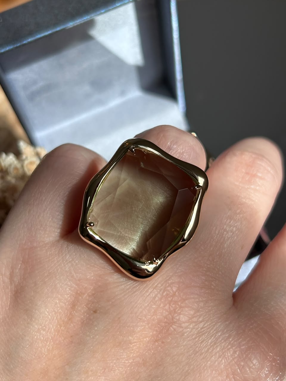 ANEL CURVO COM CRISTAL RETANGULAR AMARELO