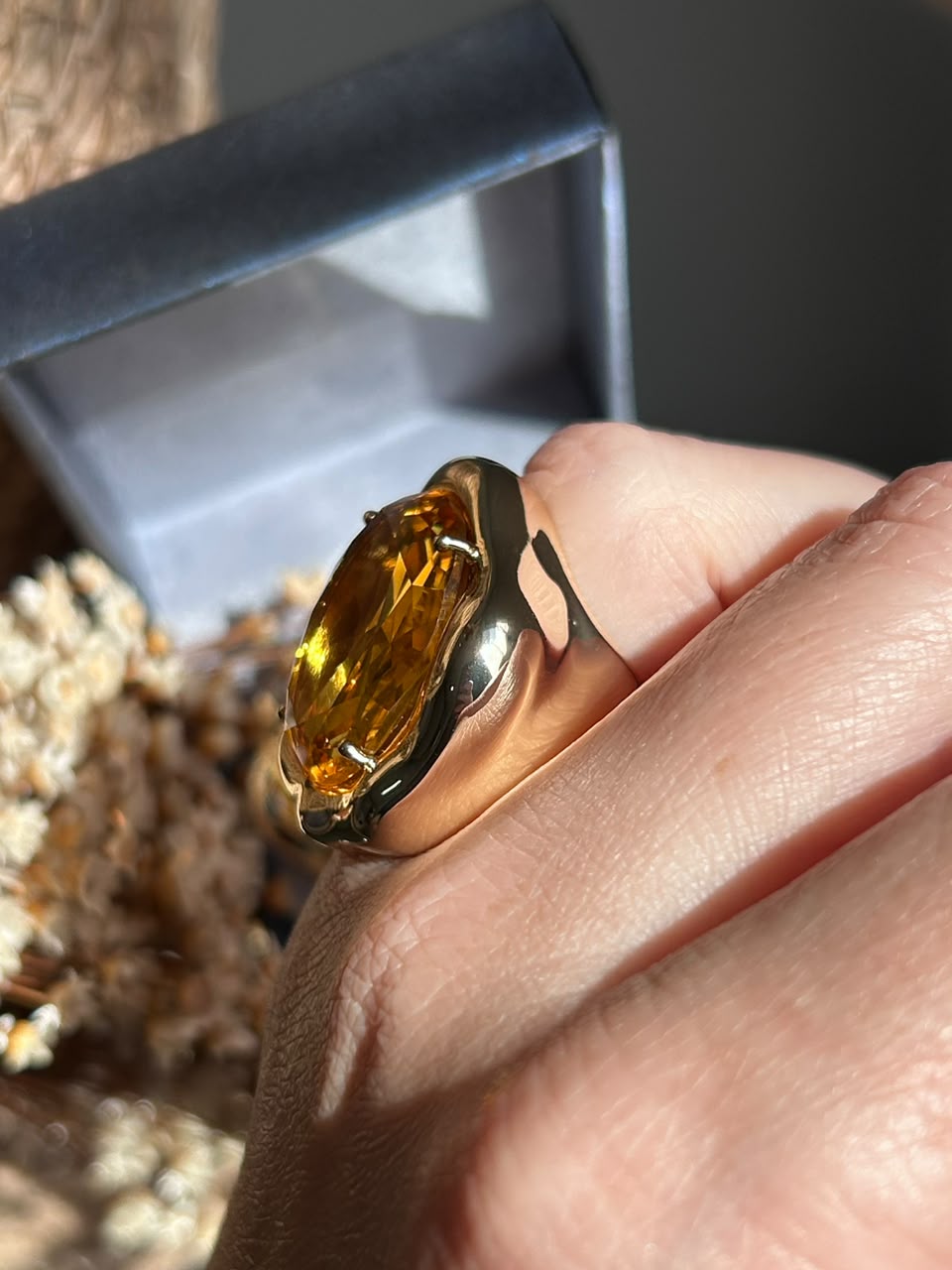 ANEL CURVO COM CRISTAL OVAL AMARELO